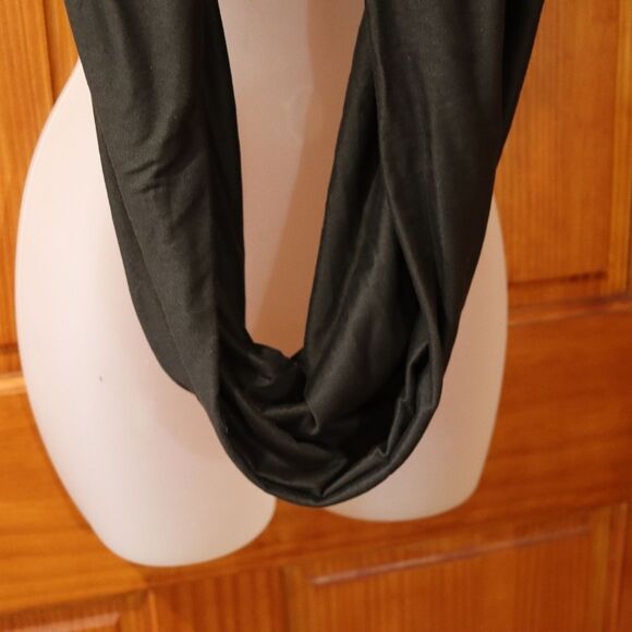 Beyond Yoga Black Infinity Pocket Scarf NWT - Picture 3 of 9
